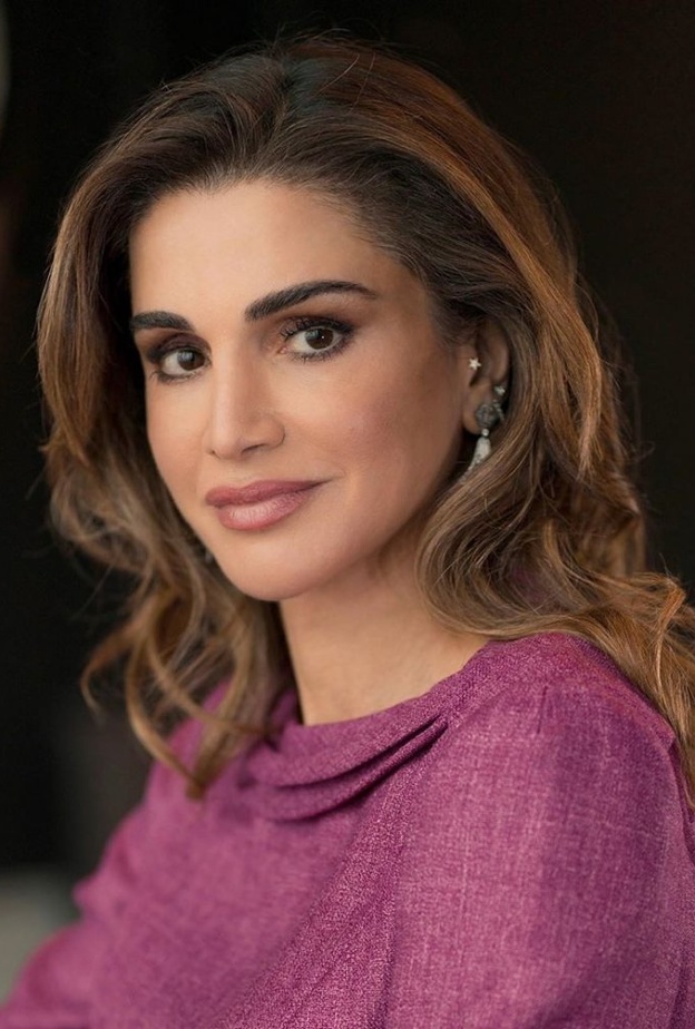  إطلالات جمالية متجددة على طريقة الملكة رانيا مع المكياج البرونزي