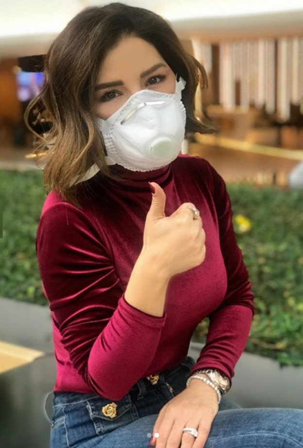 ماغي بو غصن في المطار