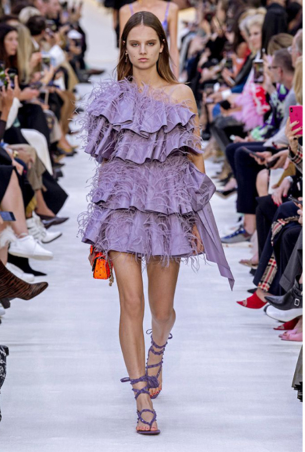 فساتين خطوبة بتفاصيل الريش مع طبقات الكشكش العريض والبنفسجي من دار Valentino