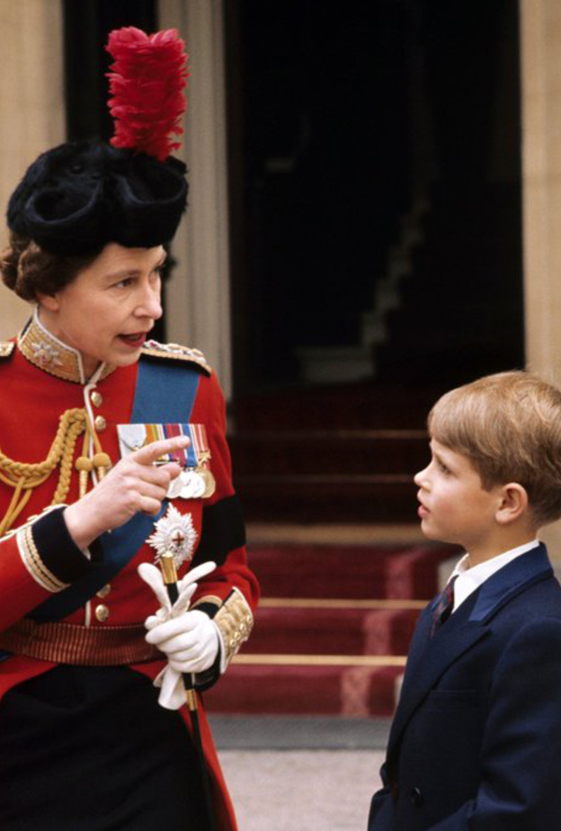 صورة نادرة للأمير إدوارد بصحبة ملكة بريطانيا