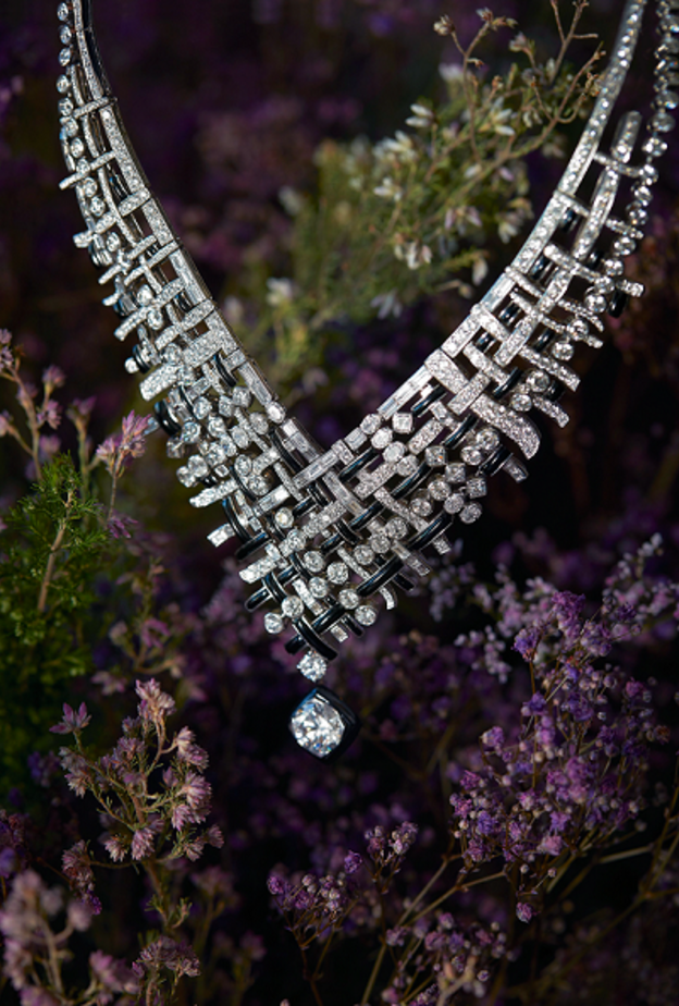 عقد تويد غرافيك  Tweed من الذهب الأبيض والعقيق اليماني والماس، تتوسطه ماسة عيار 5.03 قيراط