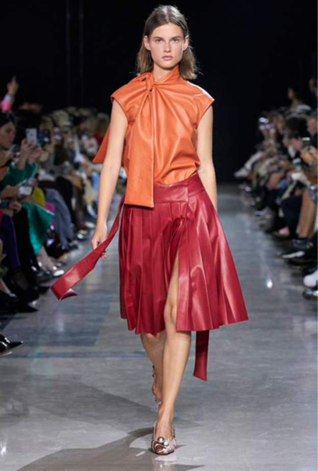 اطلالة عصرية من دار ROCHAS