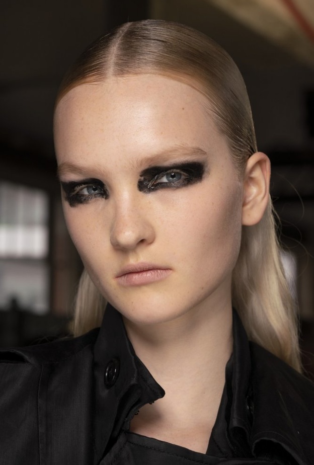 لا تترددي من اعتماد الآيلاينر الغرافيكي في صيف 2020