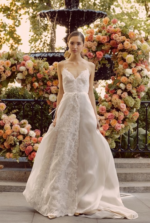 فساتين زفاف دانتيل بحمالات رفيعة