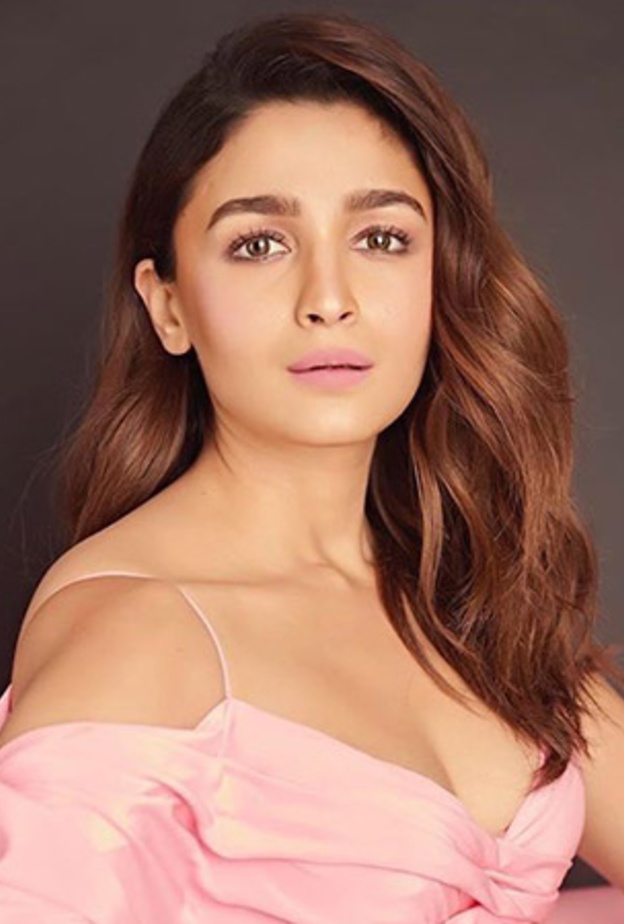 عليا بهات من مواليد 15 مارس 1993 هي ممثلة ومغنية هندية