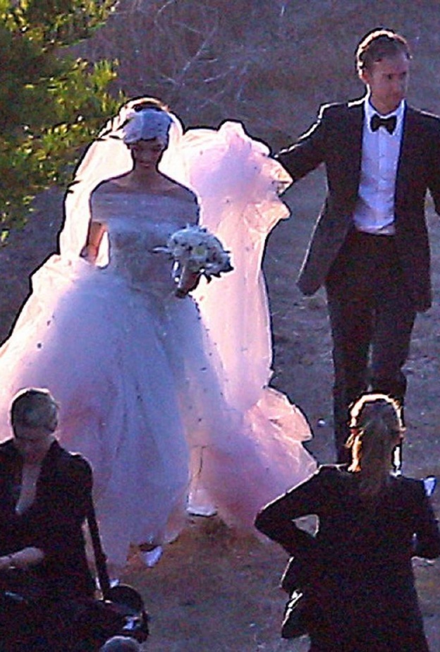 اماكن مميزة لاقامة حفل زفاف المشاهير، حفل زفاف آن هاثاوي و آدم شولمان تم في فندق فينتانا اي اند سبا في بيغ سور في كاليفورنيا