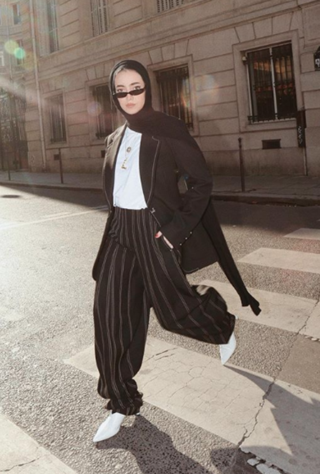 اعتمدت لينا الغوطي بنطلون واسع لاطلالة صباحية كاجوال