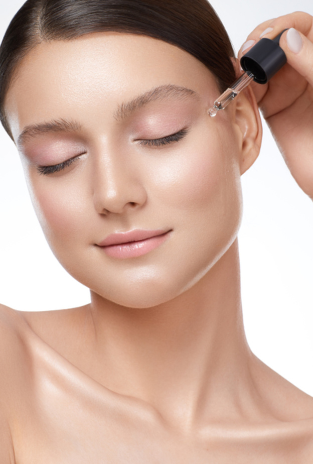 زيت اللوز المر والأفوكادو يعملان على تخفيف الهالات السوداء وإظهار جمالك