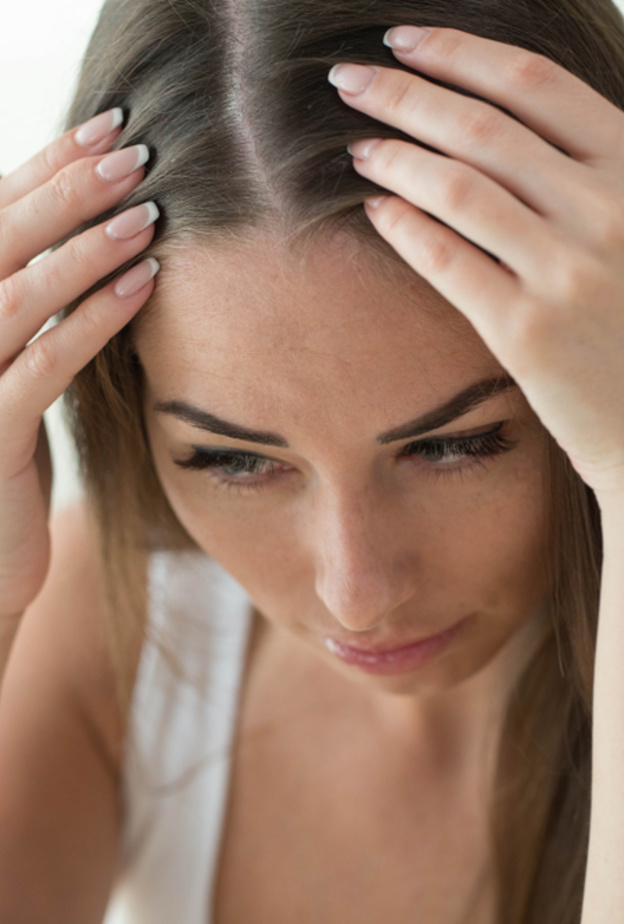  طبقي الألوة فيرا على قشرة الرأس لتقليل الإلتهاب