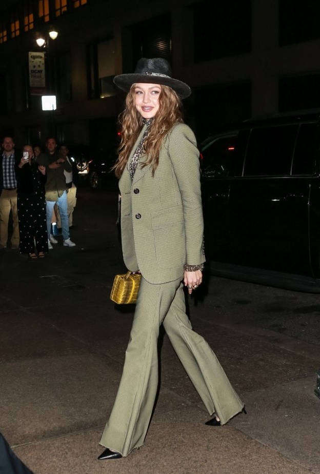 اختارت جيجي بدلة رسمية بقصة ملفتة وعصرية باللون الأخضر مع التيشرت الأبيض