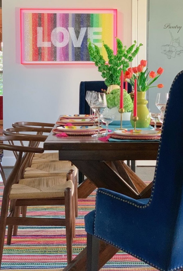 خزانة غرفة الطعام باللون جذاب مع اكسسوارات ملونة تغني الديكور 