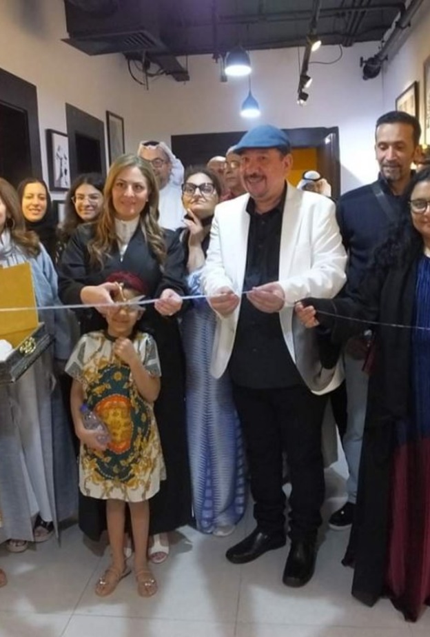 التشكيلية نجود زاهد تفتتح معرض بين الأبيض والأسود السابع في جدة