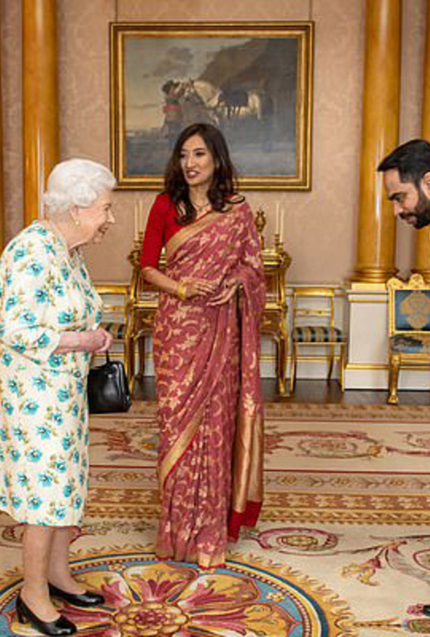 الملكة اتخذت قرارا شخصيا بتجنب المصافحة