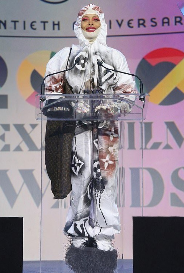  إختارت للمناسبة زياً ريادياً يلائم زمن الكورونا