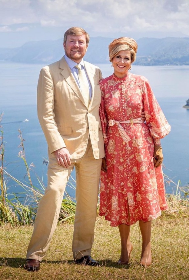  توجه الملك فيليم ألكسندر وزوجته الملكة ماكسيما إلى بحيرة توبا