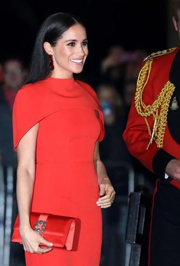 ميغان ماركل بحقيبة كلتش مربعة 