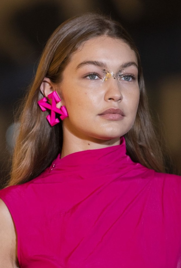 مكياج عيون بحبيبات الكريستال الفضية احدث صيحات ربيع 2020من Off White