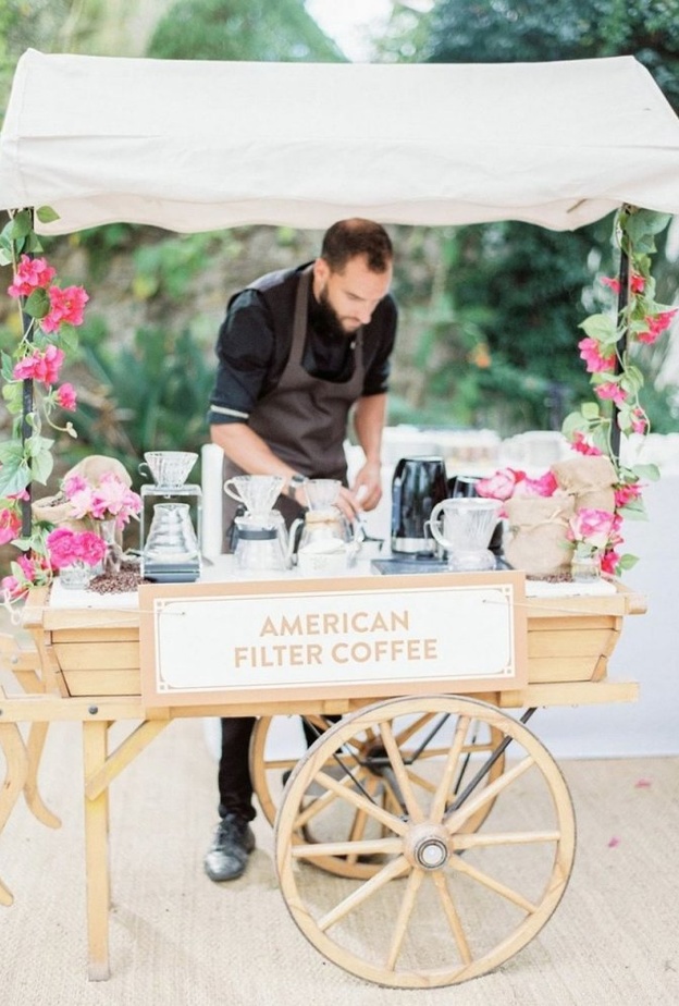 استخدمي عربة طعام لتكون بوفيه فريد وغير تقليدي لحفل زفافك