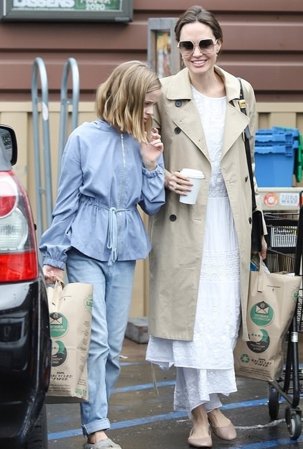 أنجلينا جولي تخطف الأنظار بتصاميم اللون البيج مع الفستان الابيض