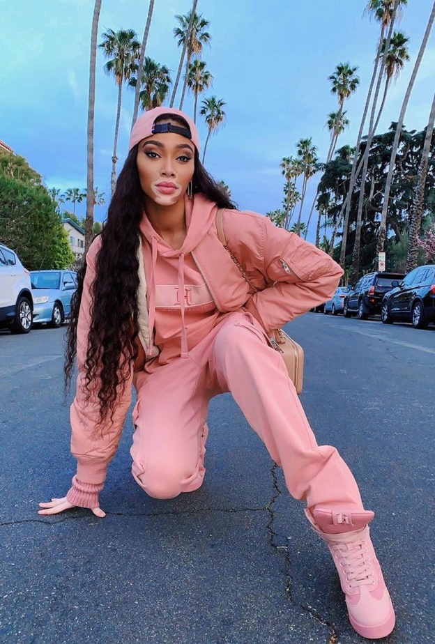  Winnie Harlow بإطلالة رياضية باللون الوردي