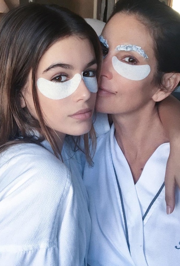 سيندي كروفرد وابنتها كايا غيرير يضعن لاصقات خاصة لضمان راحة العينين