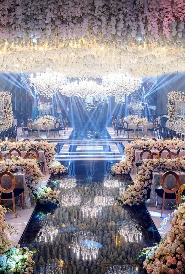 مفارش من الازهار لتزيين طاولات الافراح من تصميم Bianca Events