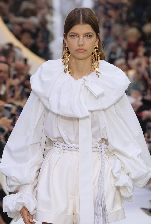 "لو بلان" Le Blanc من Valentino حلم الهوت كوتور في أزياء جاهزة