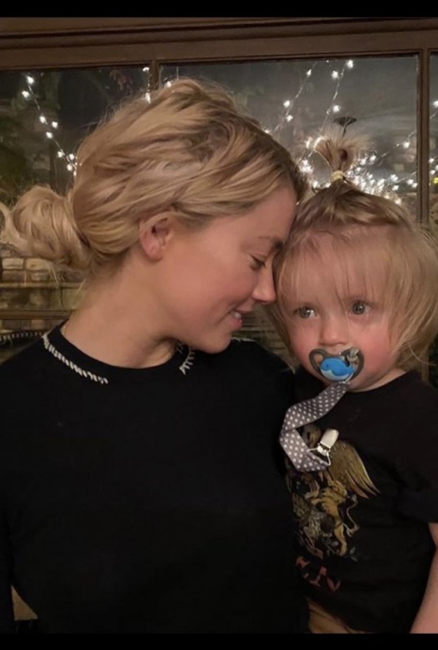 نشرت آمبر هيرد صورة لطيفة لها برفقة ابن اختها