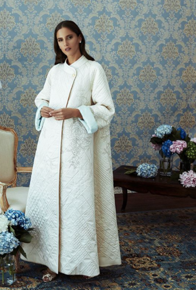  الأبيض العاجي لاطلالة فاخرة وراقية بعباية من تصميم موزان