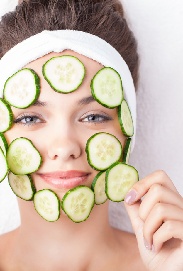  قناع الخيار يساعدك على الحفاظ على نضارة ورونق بشرتك في الصيف