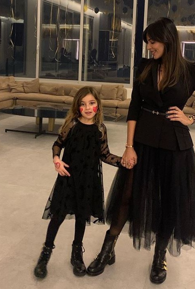  نادين نجيم وإبنتها بإطلالة باللون الأسود