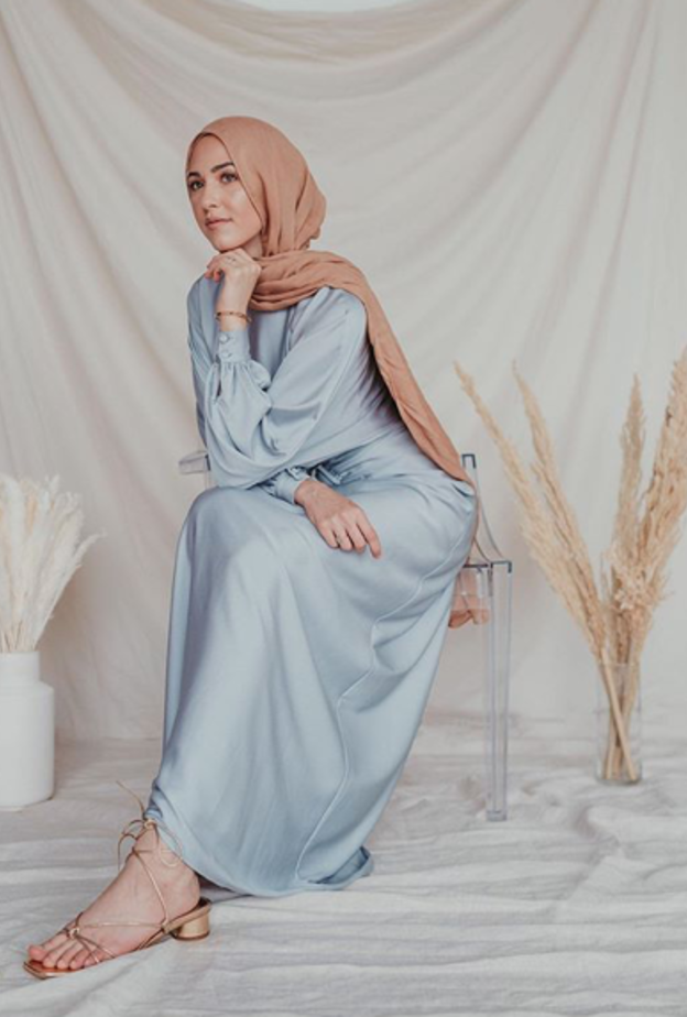  فستان من الحرير باللون الأزرق 