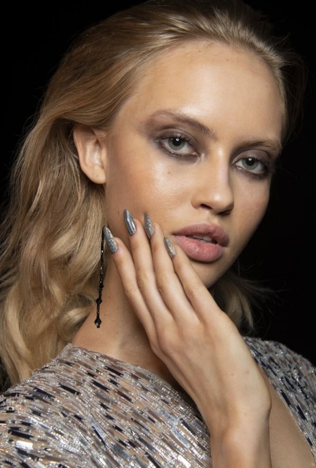  احدث الوان اظافر براقة مع الفرانش موضة ربيع 2020