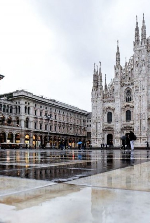 ساحة بيازا ديل دومو في ميلان خالية من السائحين بسبب فيروس كورونا
