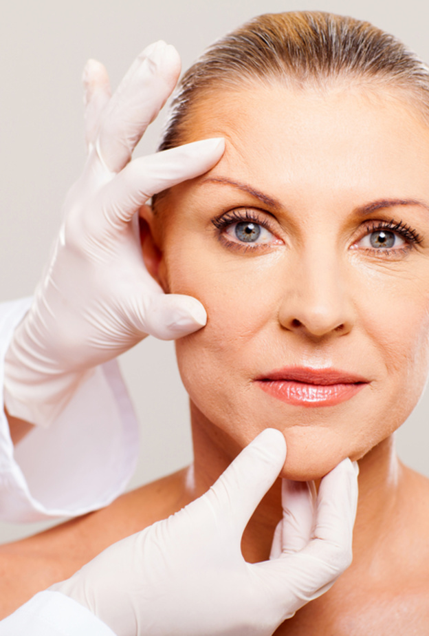  عملية شد الجفون هو إجراء شائع للنساء فوق سن الأربعين