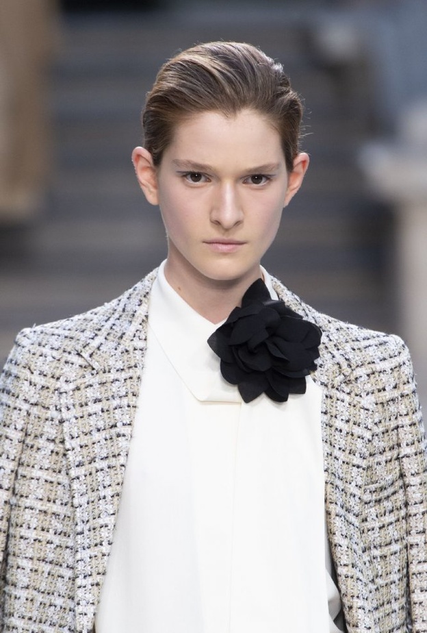 اكسسوارات البروش على شكل ورود سوداء من Victoria Beckham