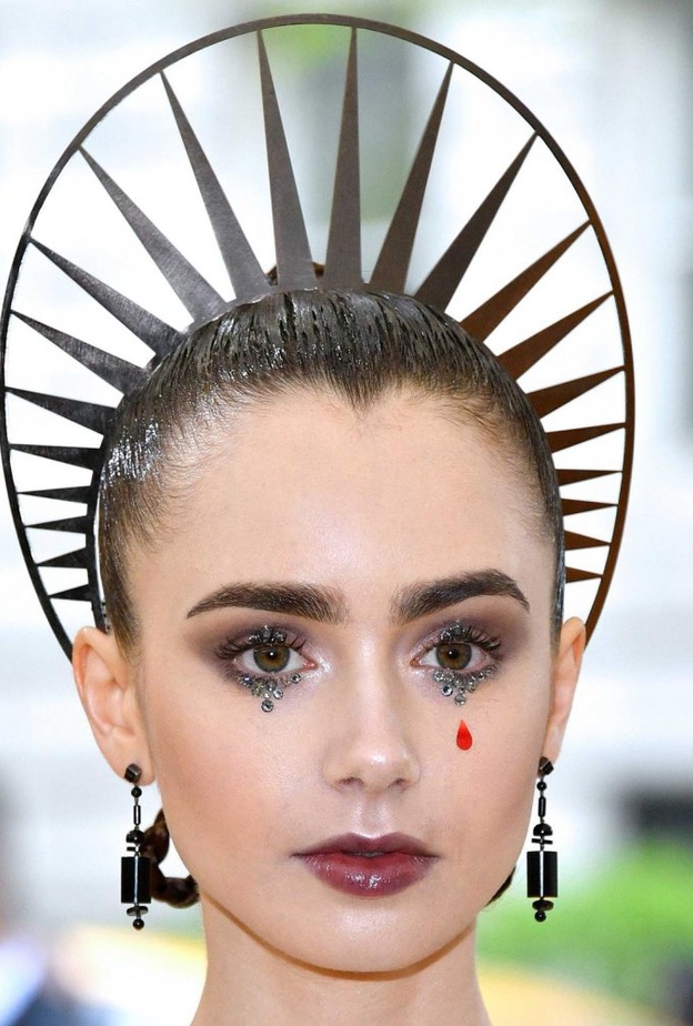 ليلي كولينز بأقراط من كارتييه Cartier