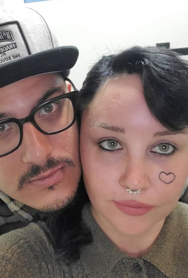 اماندا بينز وخطيبها