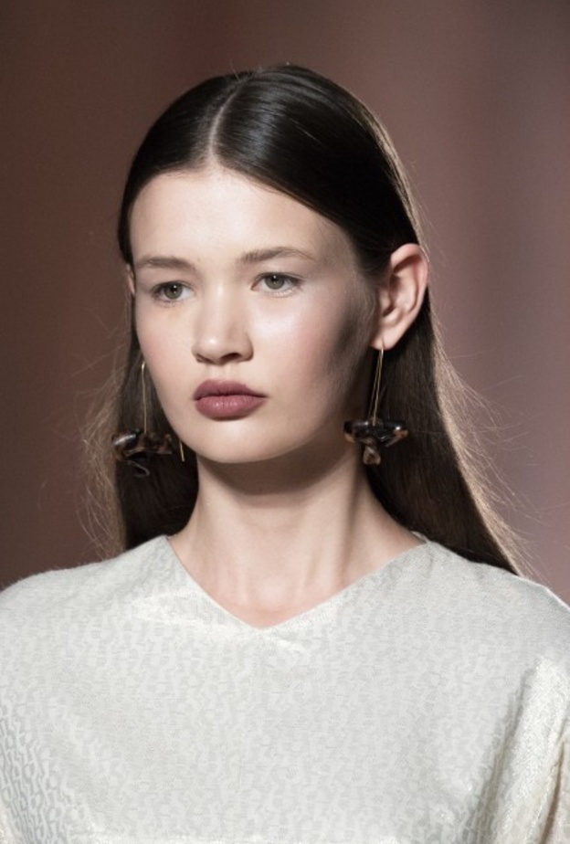 أحمر شفاه أحمر بأسلوب aigner