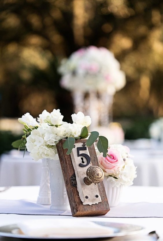 استوحي زينة وسط طاولات الزفاف بفكرة المفاتيح