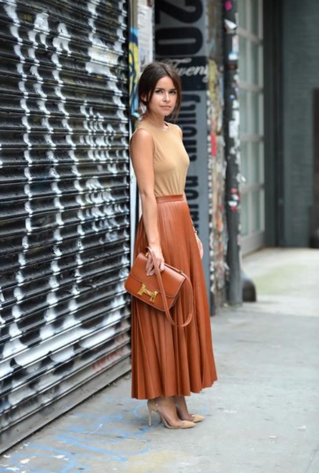 التنورة الجلد ولاسيما باللون العسلي موضة هذا الموسم