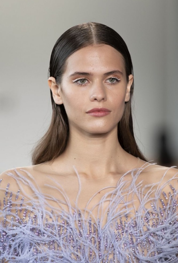 صيحات الايلاينر الابيض على الجفون العليا من Pamella Roland