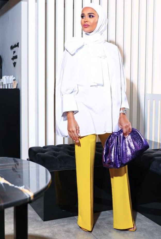  لوك حيوي وأنيق اختارت فيه مرمر محمد السروال الأصفر مع القميص الأبيض والحقيبة باللون البنفسجي