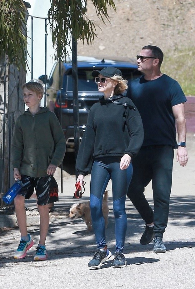 لنزهة عائلية إختارت نايومي واتز هودي أسود مع سروال ليغينغ رياضي