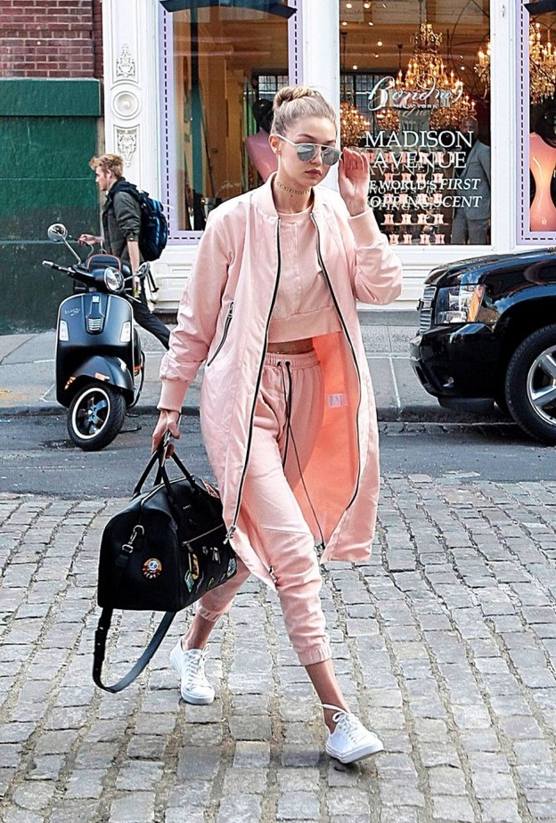 جيجي حديد حوّلت اللوك الرياضي الى أناقة