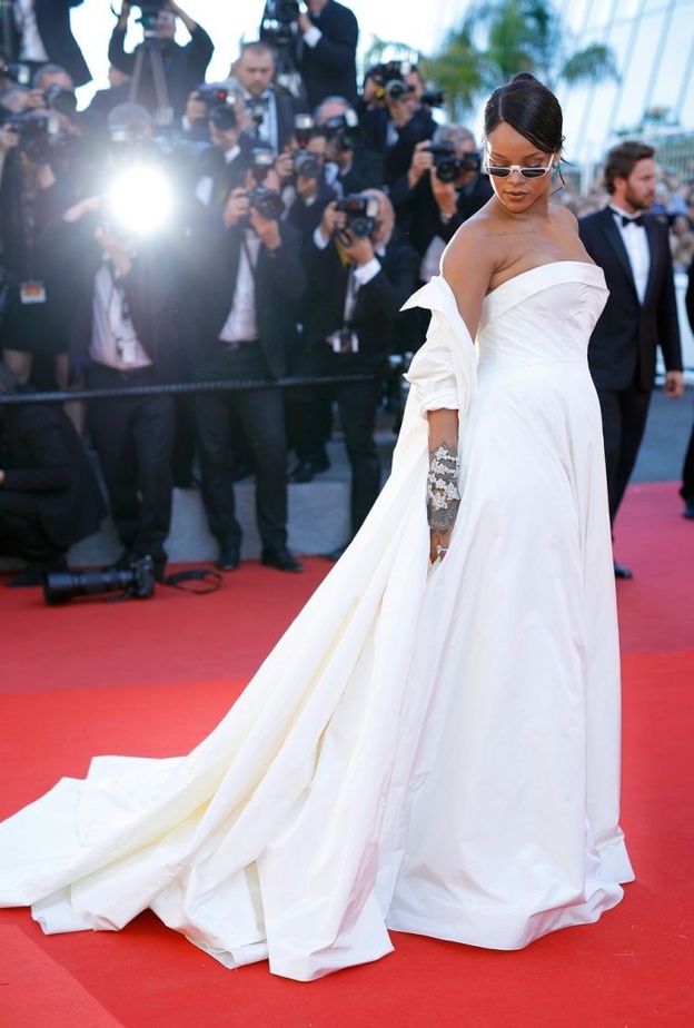 ريهانا ساحرة بالأبيض من تصميم ديور في العام 2017