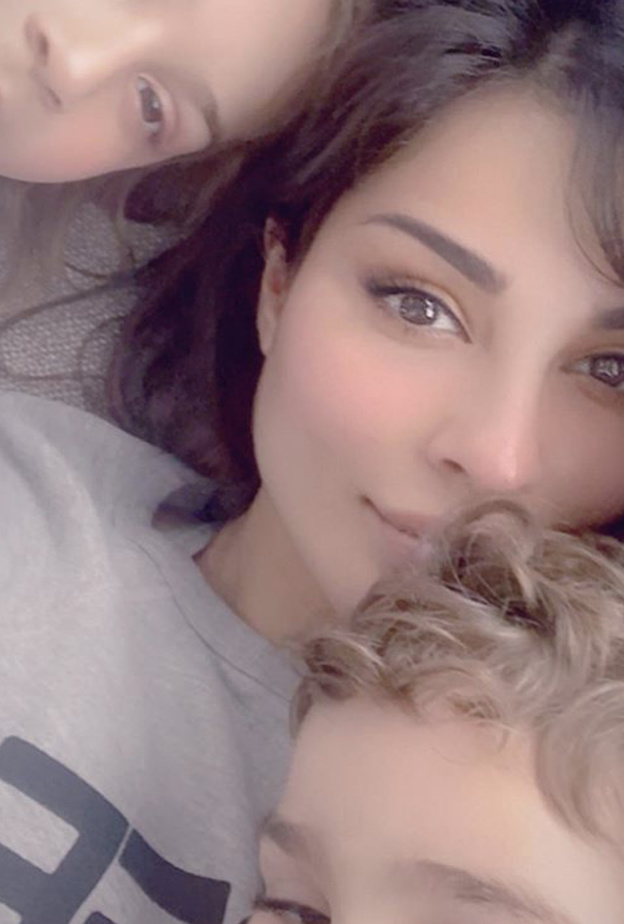 نادين نجيم تنشر صورة جميلة مع طفليها بمناسبة عيد الأم 