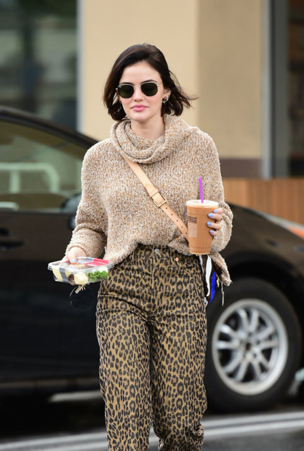 بنطلون مزخرف بنقشات جلد الحيوان تألقت به LUCY HALE مع الكنزة الصوفية باللون البيج