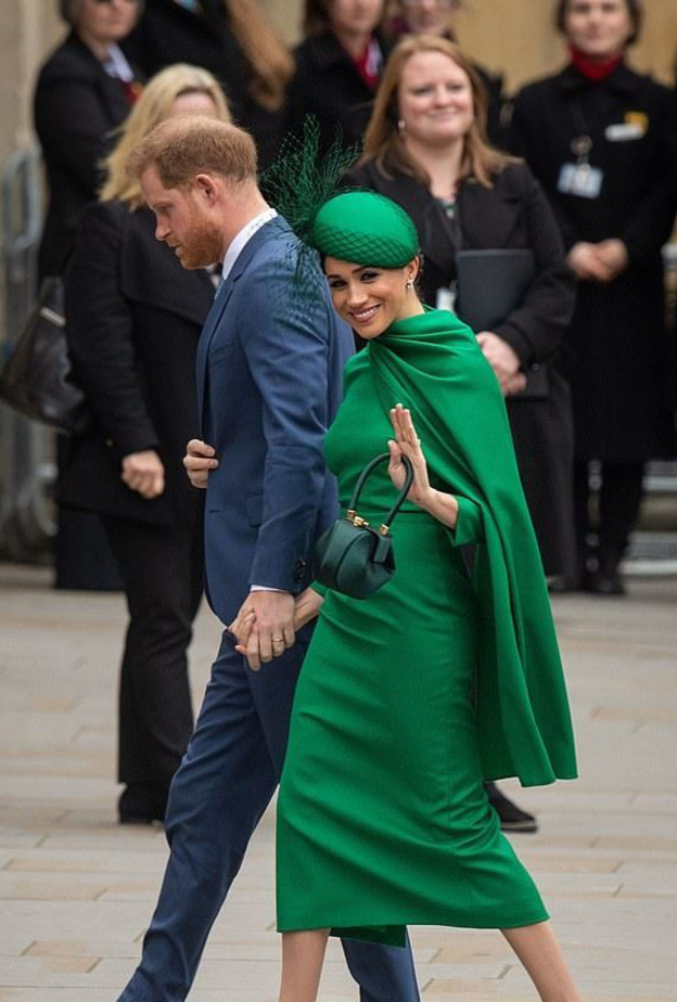 اختارت ميغان ماركل فستان ميدي أزرق