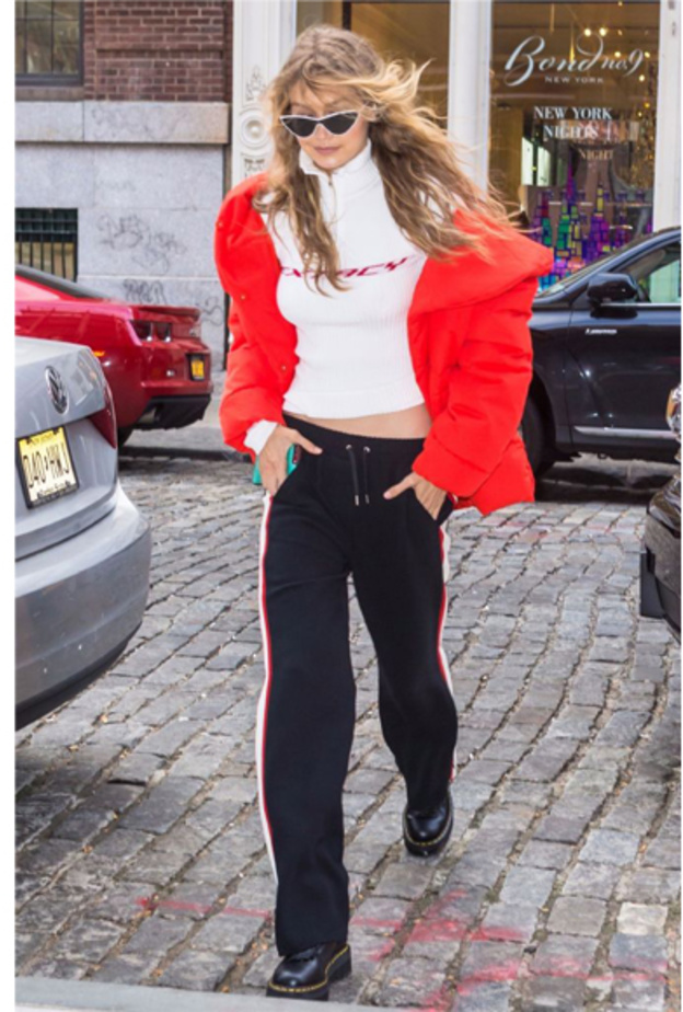 تنسيق الجاكيت الاحمر البومبر مع البناطيل الجلدية